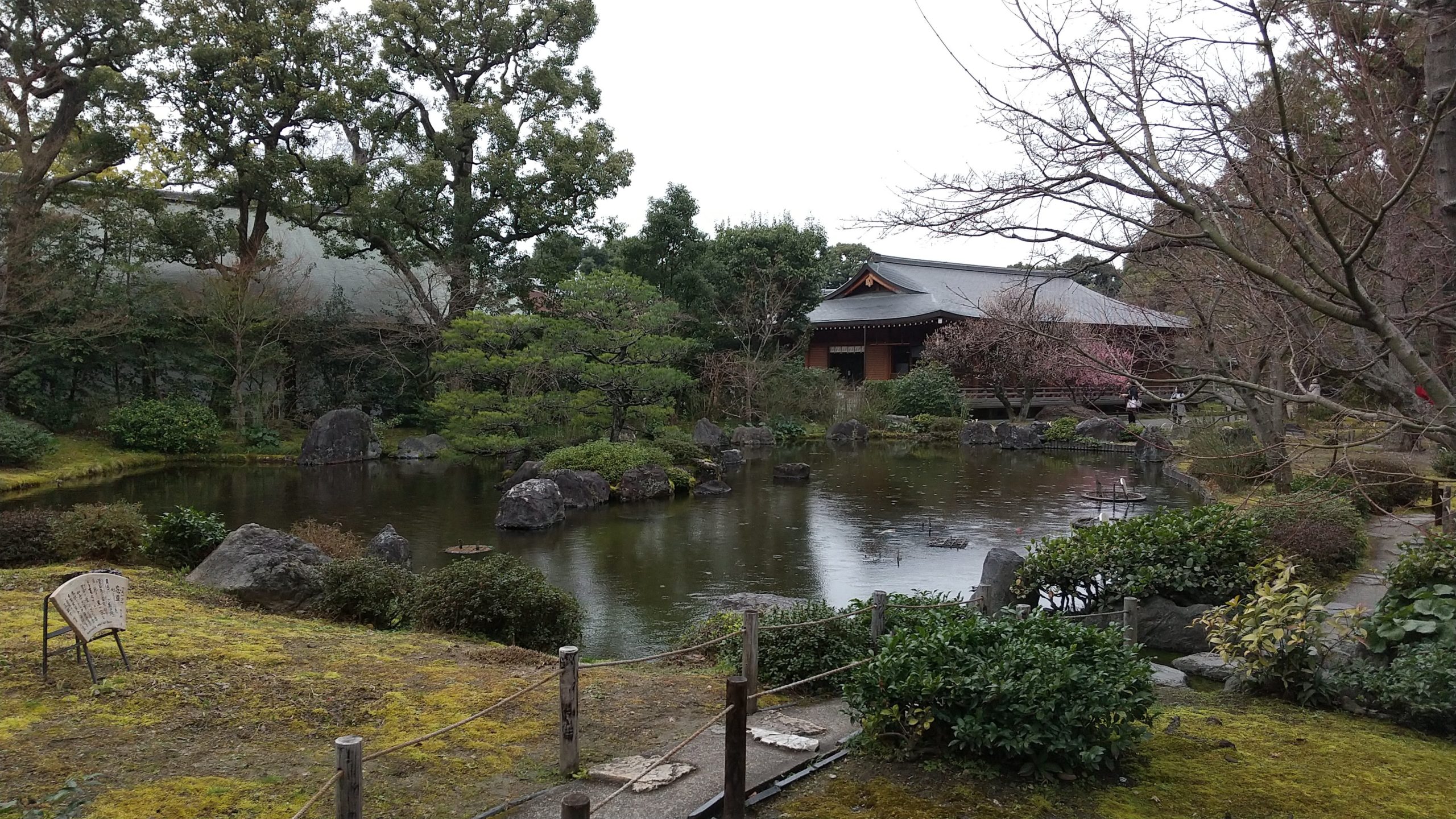 京都・城南宮の中庭