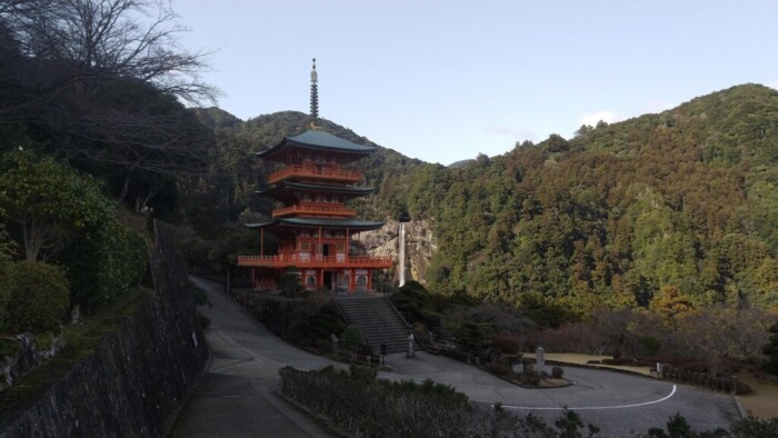 熊野那智大社にある三重塔と那智の滝